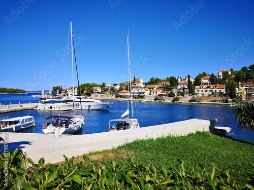 Solta wyspa w Chorwacji nad morzem Adriatyckim, Widok na marinę oraz w tle osada mieszkalna