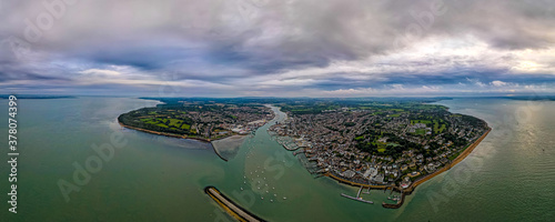 Fotografia Aerial panorama of Cowes at isle of WIght