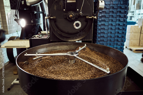 Tableau sur toile Cooling tray with roasted arabica coffee beans