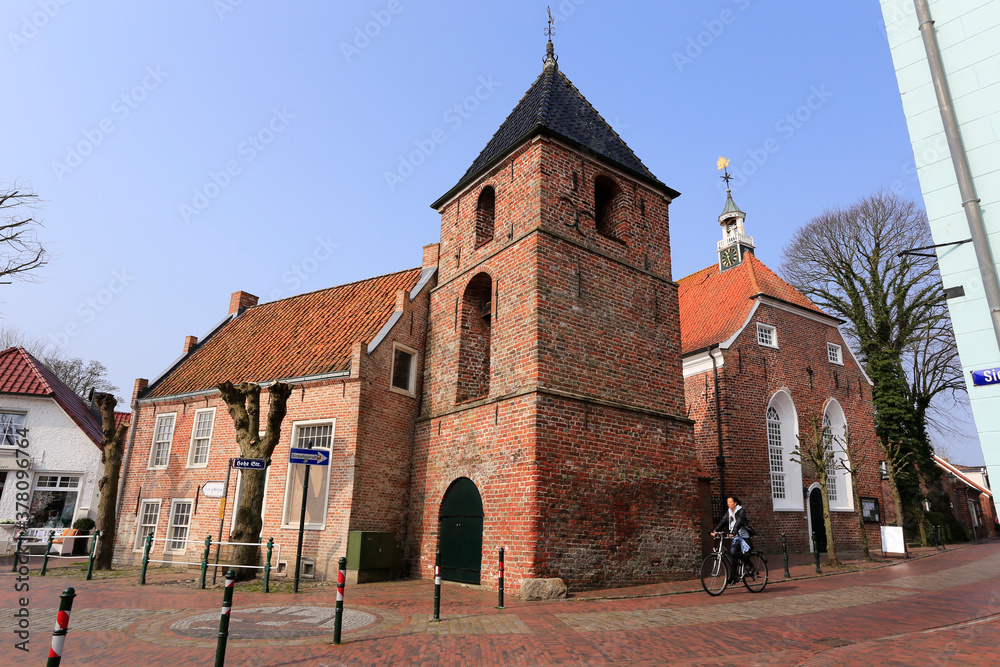 Obraz premium Evangelisch Reformierte Kirche in Greetsiel. Evangelisch-Reformierte Kirche, Greetsiel, Niedersachsen, Deutschland, Europa