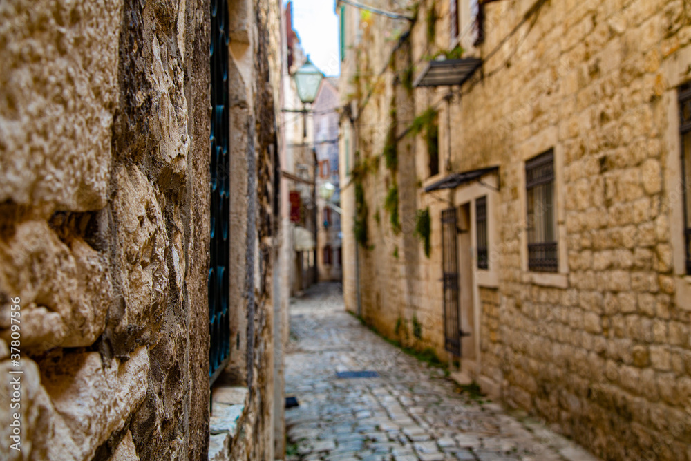 Calle estrecha medieval con detalle enfocado en ventana y desenfoque general