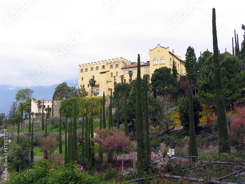 Gärten vpn Schloss Trautmansdorff in Meran. Meran, Südtirol, Italien, Europa photo