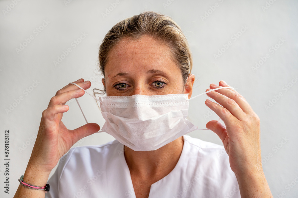 Portrait d'une jeune femme du personnel médical portant un masque