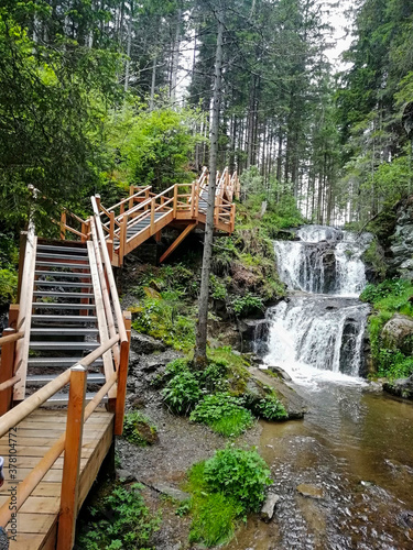 Klamm Holzstufen Wasserfall