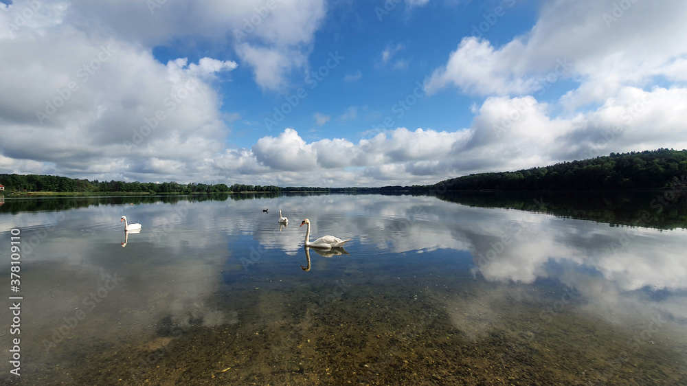 Obraz premium Clouds reflecting in the lake