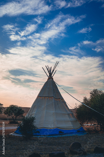 india tipi en parque natural para disfrutar de buenas vistas y atardeceres