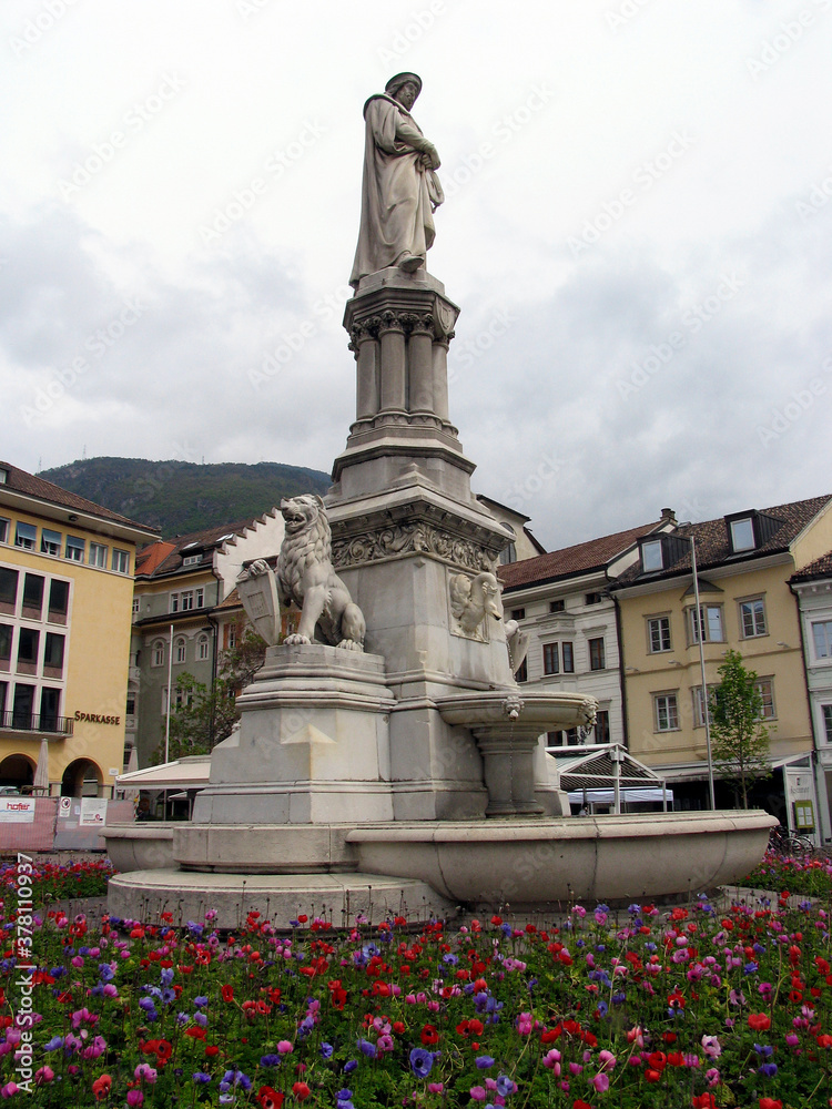 Denkmal für den Minnesänger  Walther von der Vogelweide in Bozen. Walther von der Vogelweide Denkmal, Bozen, Südtirol, Italien, Deutschland, Europa 