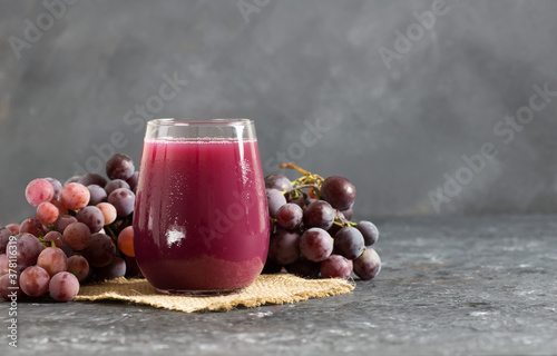 Cuadro en lienzo Glass of black or red grape fruit compote juice with fresh grapes, organic fruit