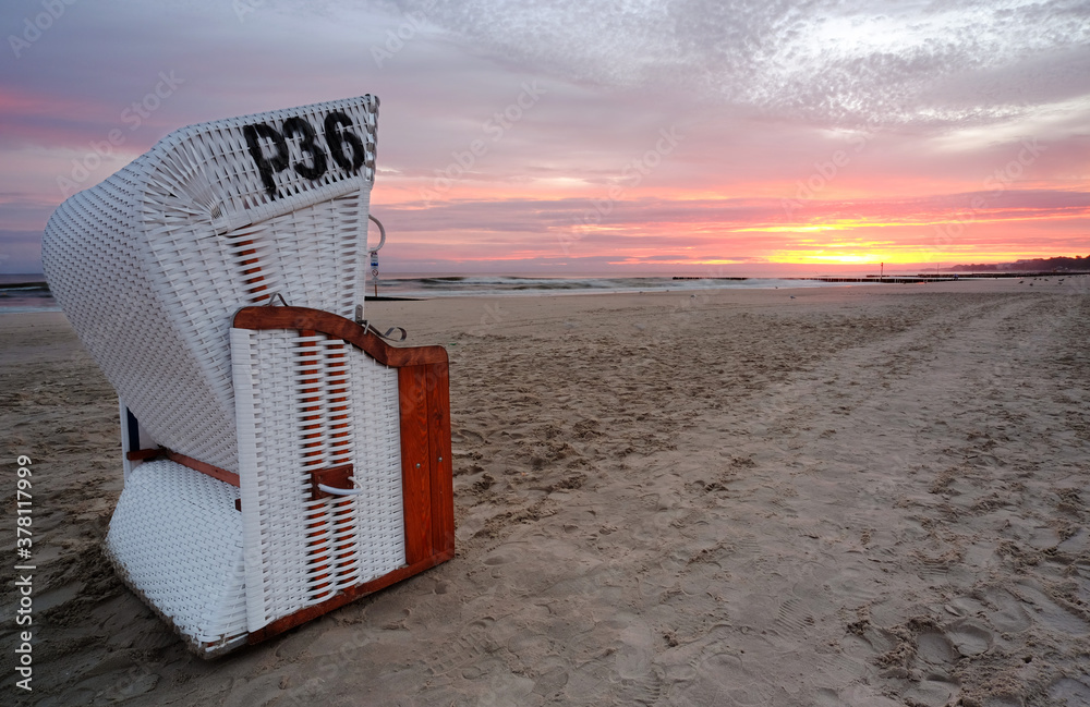 Wschód słońca na wybrzeżu Morza Bałtyckiego,kosz plażowy,plaża,Kołobrzeg,Polska.