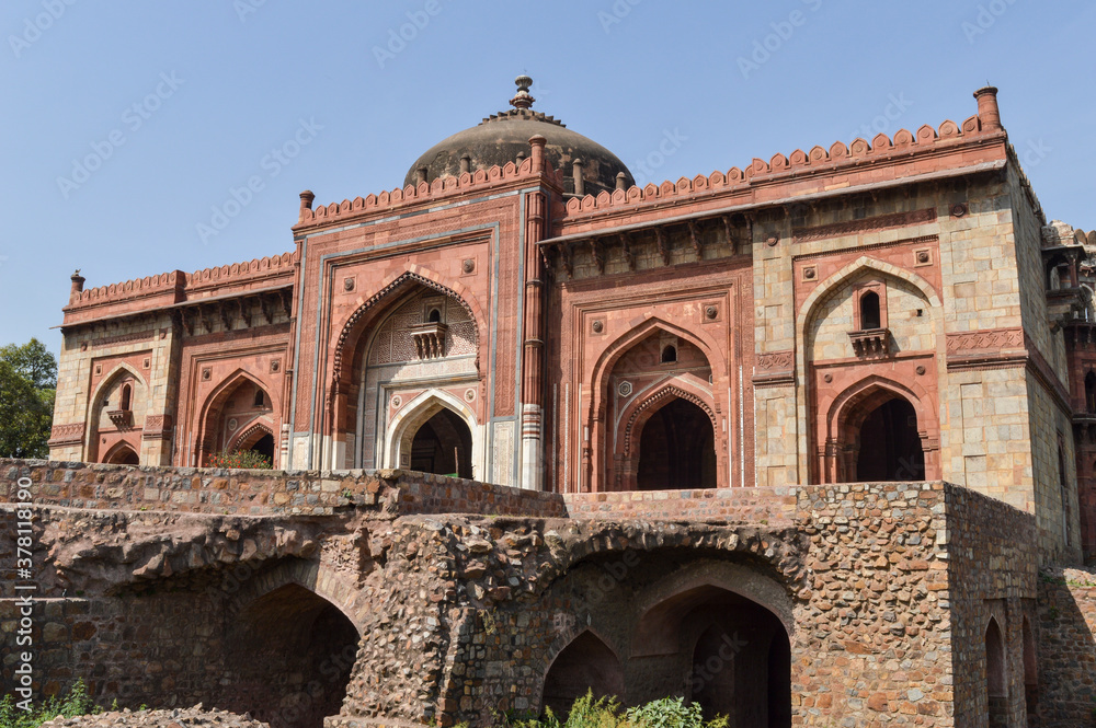 Fototapeta premium A mesmerizing view of architecture of main tomb at old fort from side lawn.