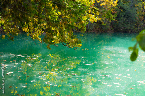 Fototapeta Naklejka Na Ścianę i Meble -  Blue mountain lake in autumn. Beautiful autumn morning