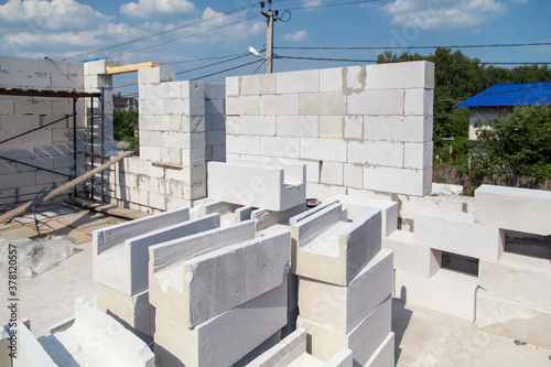 Construction of the walls of the house from foam concrete bricks. © schankz