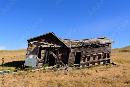 abandoned prairie farmhouse  landscape