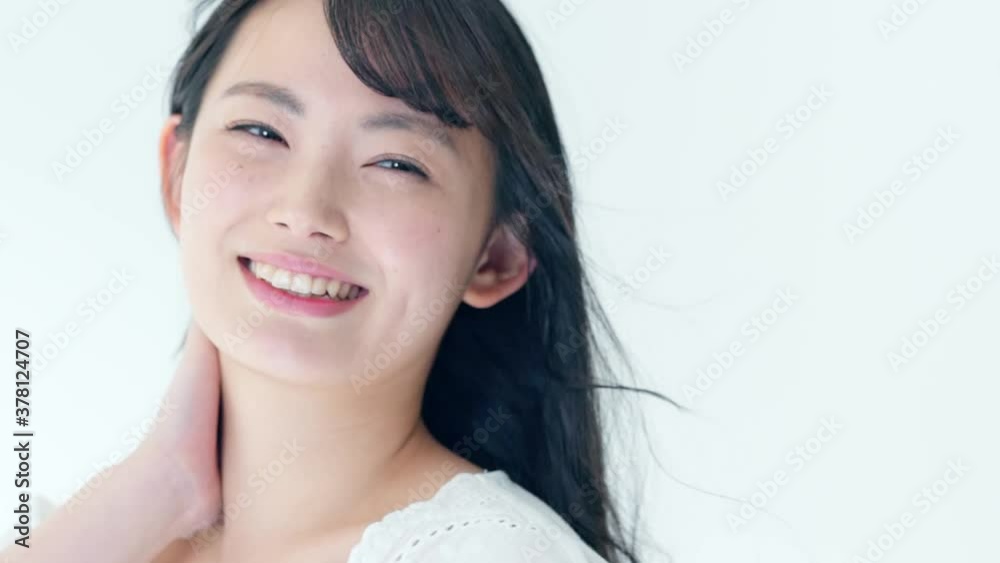 髪をなびかせる女性　ヘアケアイメージ　スローモーション