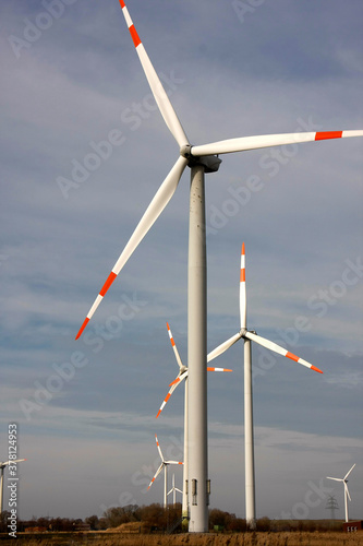 Windturbinen zur Stromerzeugung in Niedersachsen. Deutschland, Europa