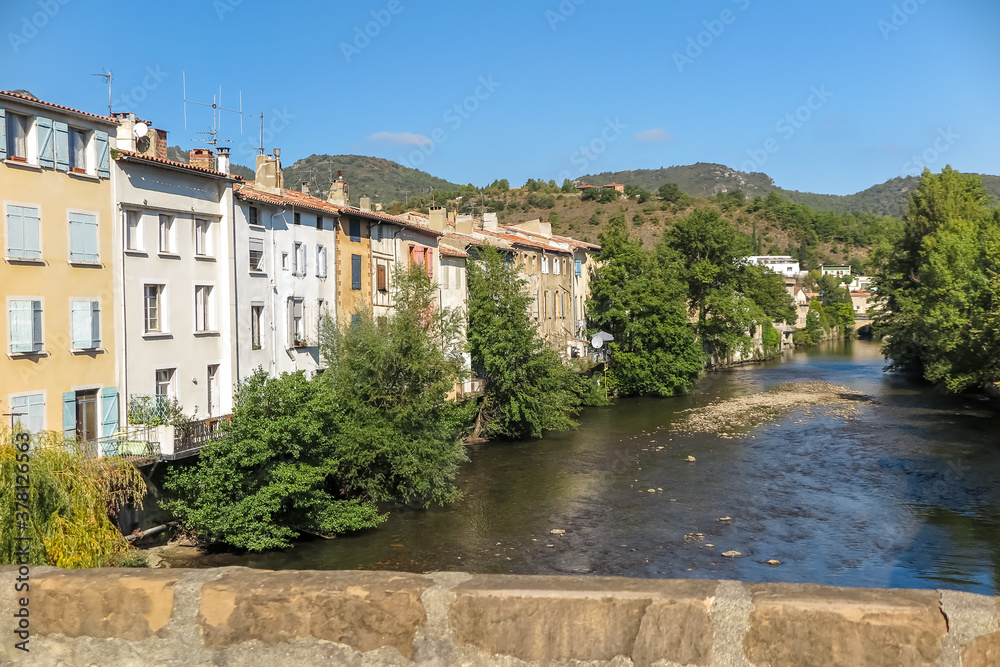 Bridge over the river Aude with several houses on the bank, commune of Quillan, administrative region of Occitania, department of Aude, France