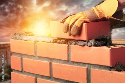 Fotografia Bricklayer build cement masonry layer
