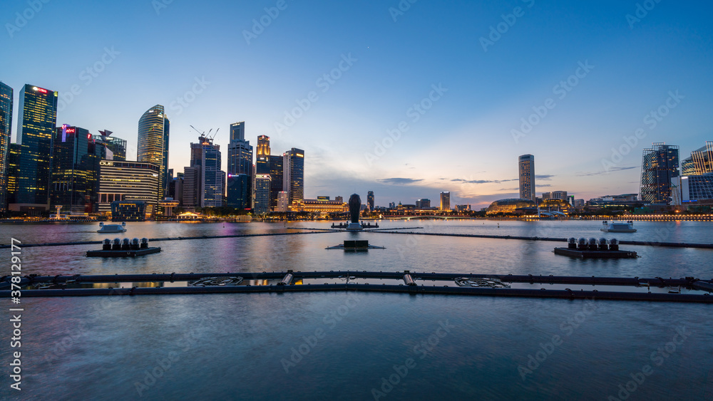 Obraz premium Ultra wide panorama of Cityscape of Singapore Marina bay area at dusk.
