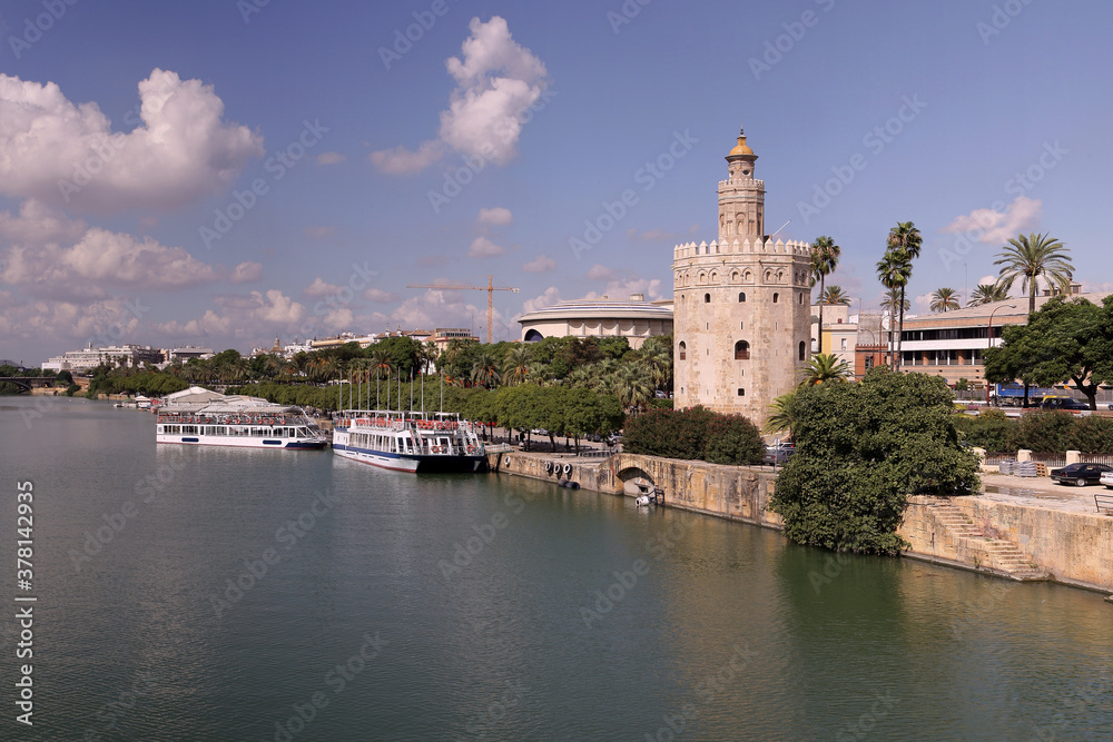 Torre del Oro junto al rio Guadalquivir - Sevilla - España