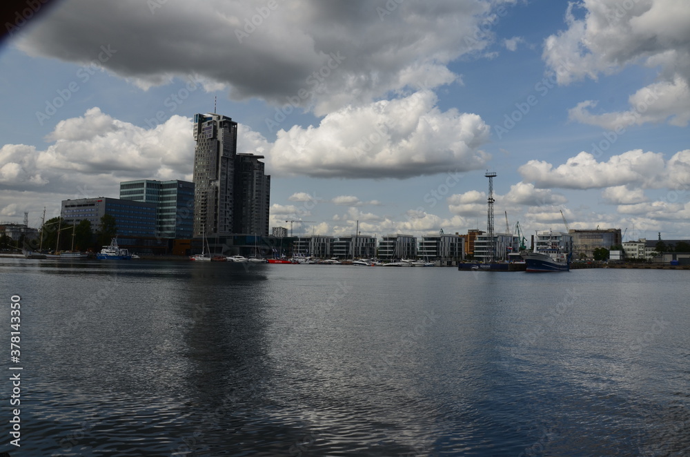 Gdynia ,port w Gdyni , żaglówka  w Gdyni  ,Gdynia morze ,  nabrzeże Gdynia ,czółno, morski, zeglarstwo, jacht, zagiel, naczynie, łódź żaglowa, bawić, woda, niebo, maszt, port, blękit, stary, 