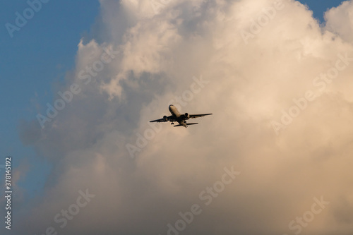 青空と飛行機の風景