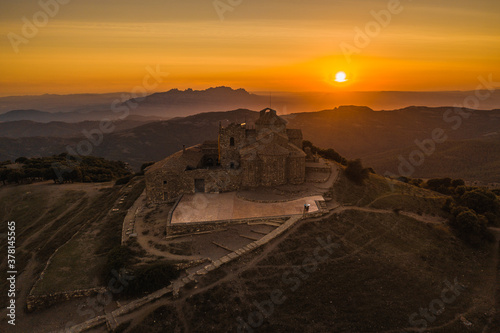 Foto sant llorenç del munt (la cima de la mola ) en un precioso sunset