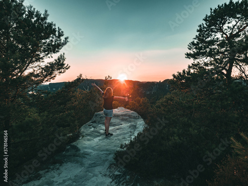 Sächsische Schweiz - rothaarige genießt den Sonnenuntergang auf dem Felsenvorsprung -Nationalpark 