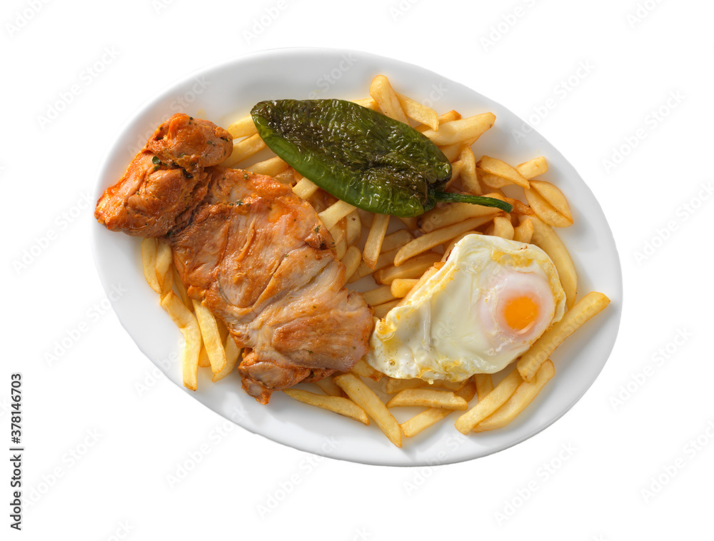 plato combinado Churrasco de Pollo, huevo frito, pimientos fritos y patatas fritas. en plato fondo blanco plato combinado Churrasco de Pollo, huevo frito, pimientos fritos y patatas fritas. en plato fondo blanco