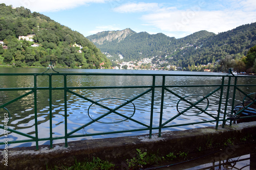 Canvas Print Beautiful lake and mountain view in nainital uttarakhand