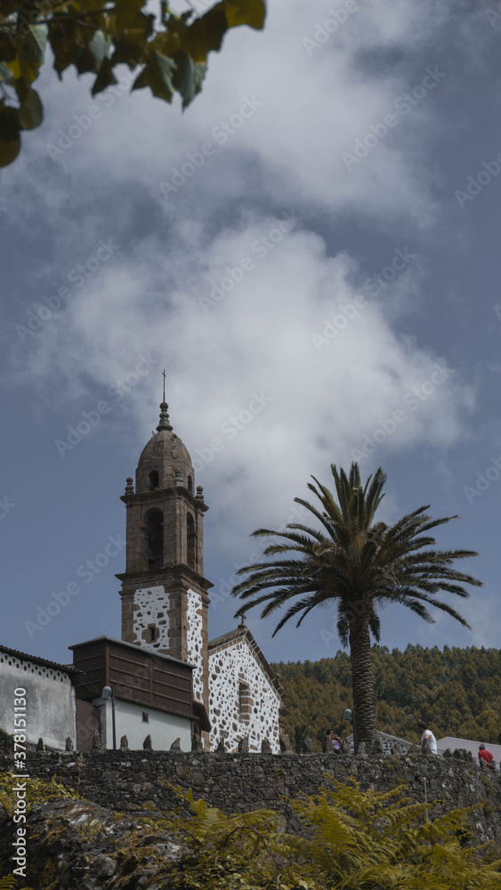 Una catedral al lado de una palmera, San Andrés.