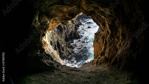 Un hueco que da al mar en un acantilado de galicia.
