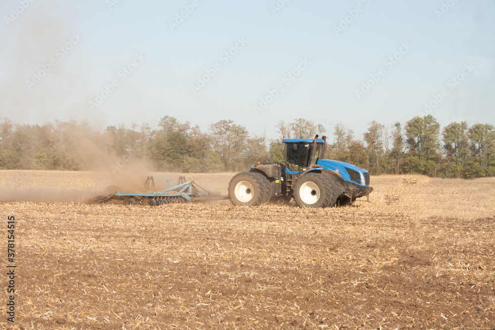 Obraz premium tractor in field