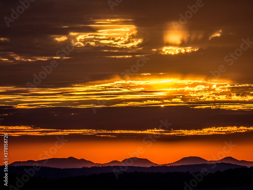 Sonnenuntergang hinter Hügelkette © focus finder