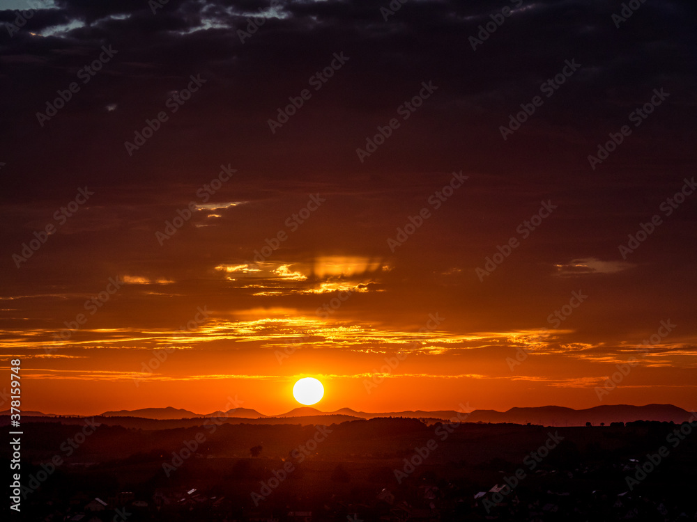 Fototapeta premium Sonnenuntergang hinter Hügelkette
