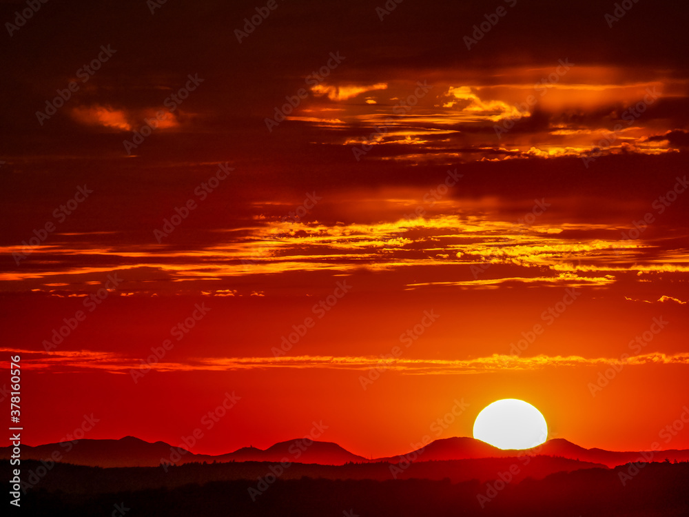 Fototapeta premium Sonnenuntergang hinter Hügelkette