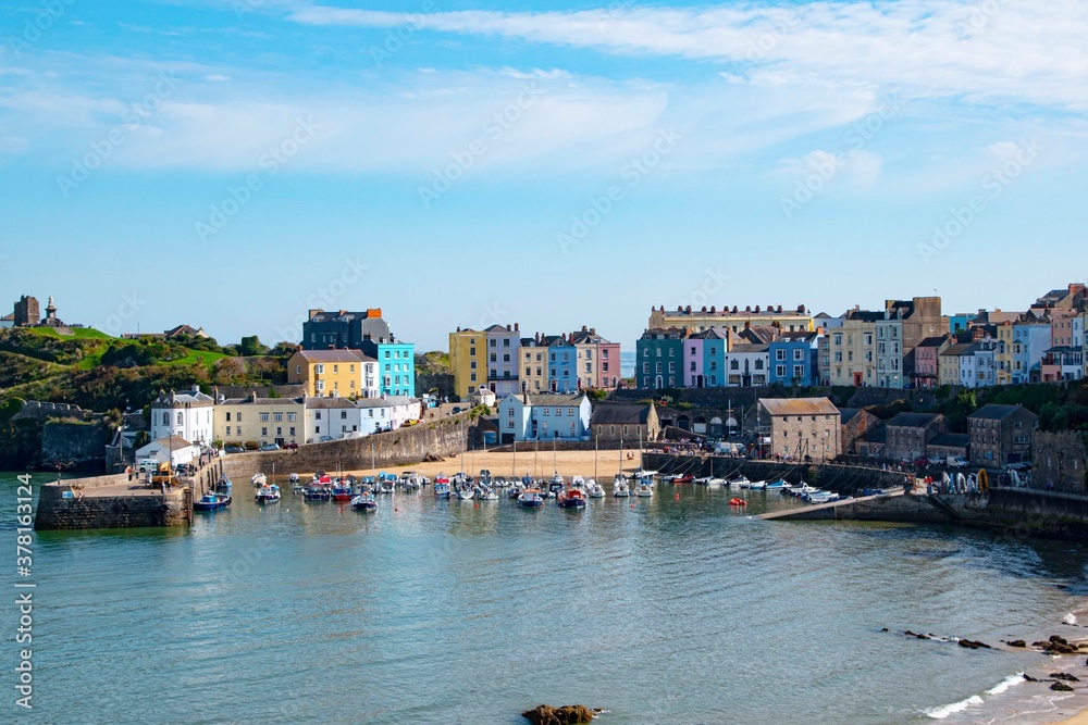Naklejka premium Tenby North beach sandy beach with the pinnacle of Goskar rock sticking out of the sand in the middle. 