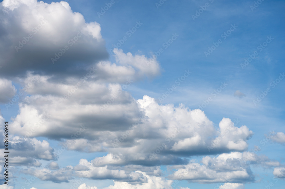 Obraz premium White fluffy clouds with blue sky