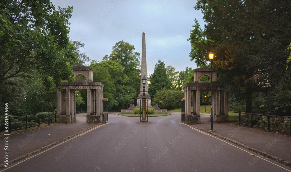 Naklejka premium entrance of park in the city of bath at sunset
