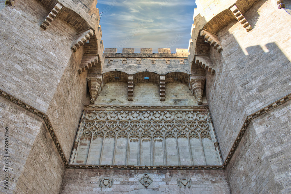 Detalle almenas y troneras de las torres fortificadas de Los Serranos en Valencia, España