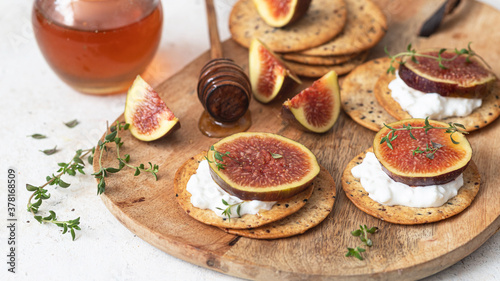 Whole grain crackers with cottage cheese, figs and thyme