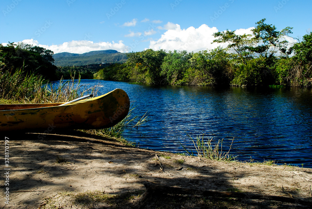 Canoa ancorada as margens do Rio Cipó, Serra do Cipó, Minas Gerais, Brasil