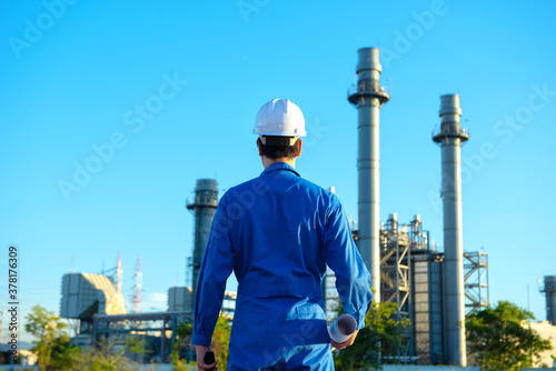 Engineer inspecting in industrial oil refinery. Industry 4.0 concept. Background blurred concept. © MAGNIFIER