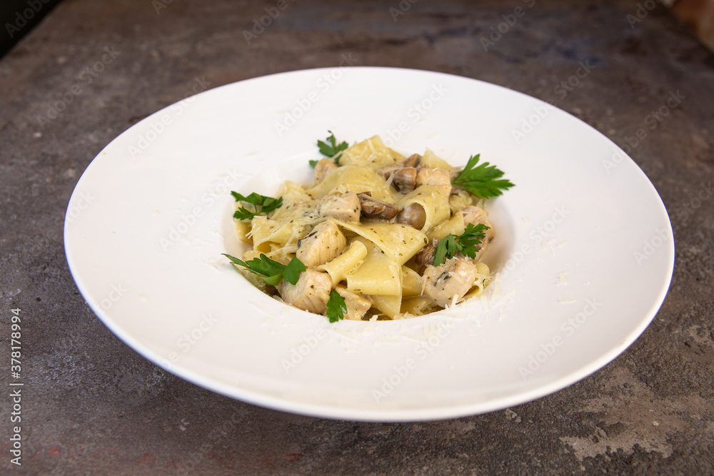 pasta with chicken, cheese and herbs