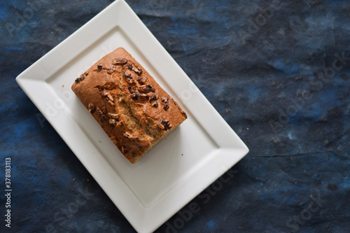 Budin vegano de banana, nueces y harina integral, ideal para un desayuno liviano.