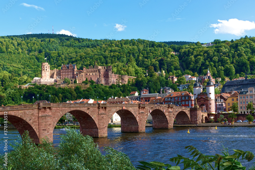 Heidelberg - Blick über den Neckar auf die alte Brücke und das Schloß