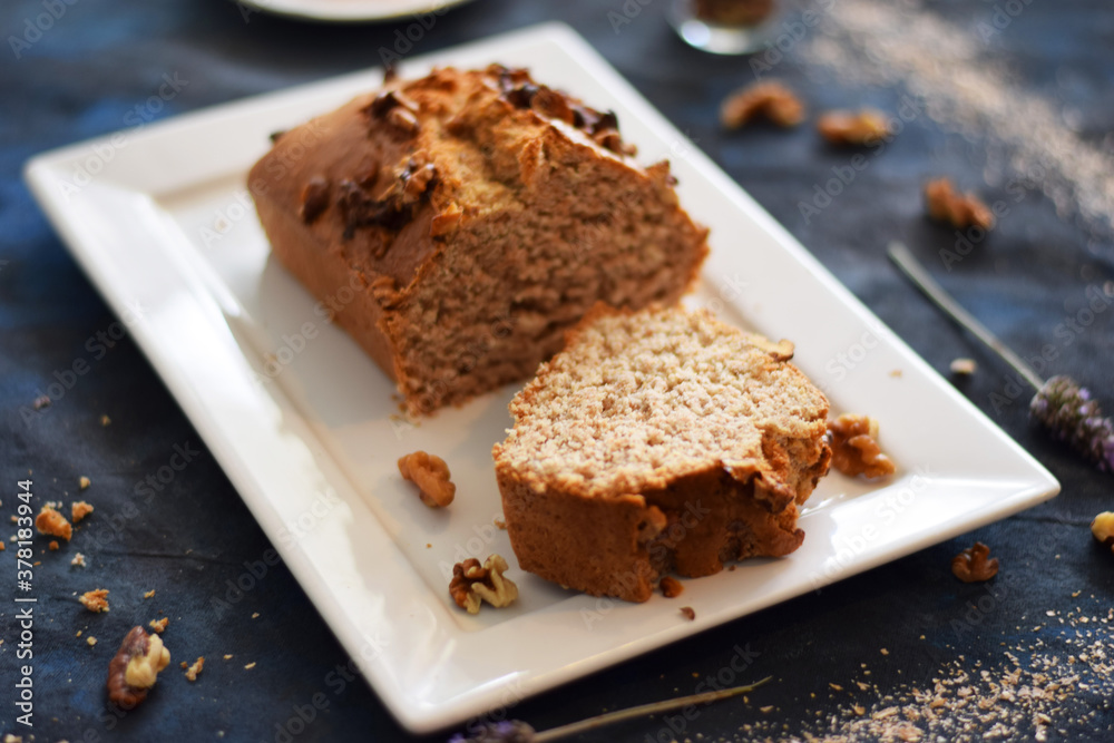 Budin vegano de banana, nueces y harina integral, ideal para un desayuno liviano. Budin vegano de banana, nueces y harina integral, ideal para un desayuno liviano.