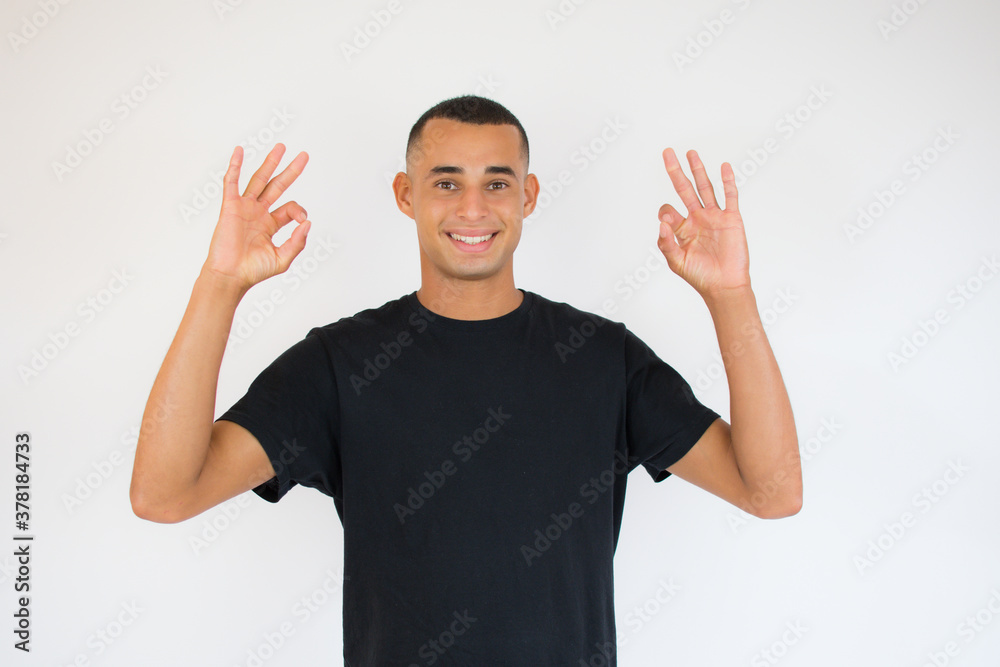 Naklejka premium Young man doing okay gesture