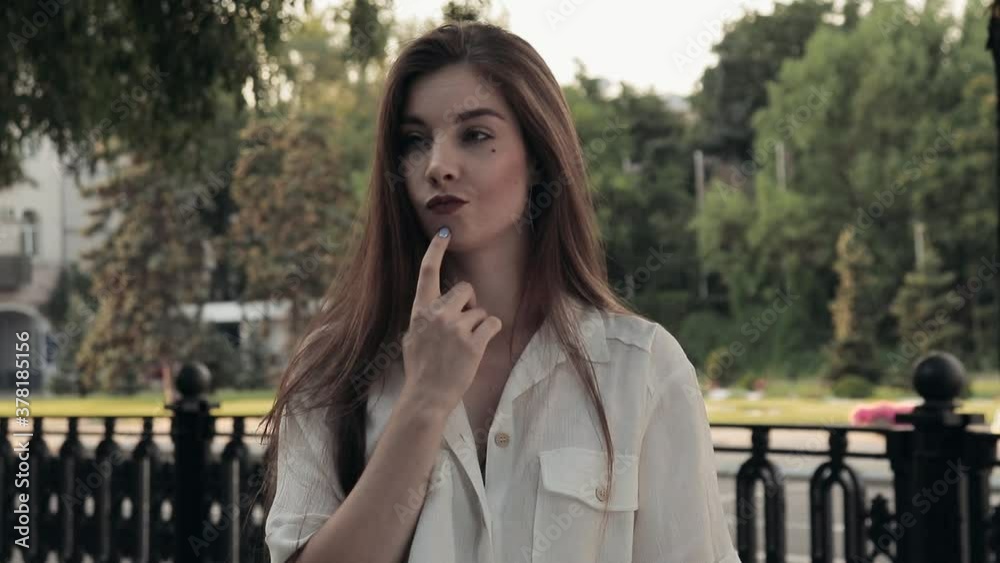 the girl thought and could not give an answer, did not come to mind, emotions on the street. the girl thought and could not give an answer, did not come to mind, emotions on the street.