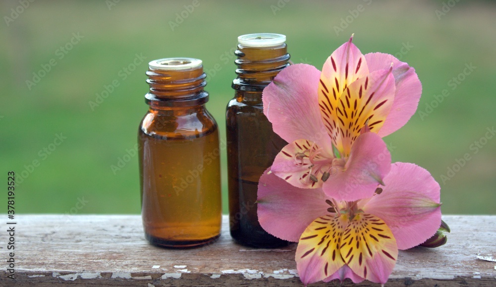 huile essentielle d'alstromère , flacon et fleur huile essentielle d'alstromère , flacon et fleur