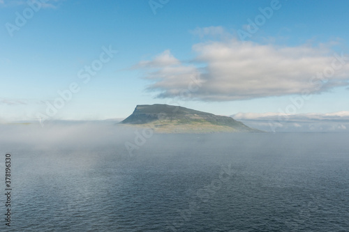 Färöer Insel im Nebel während eines Sommertages. 